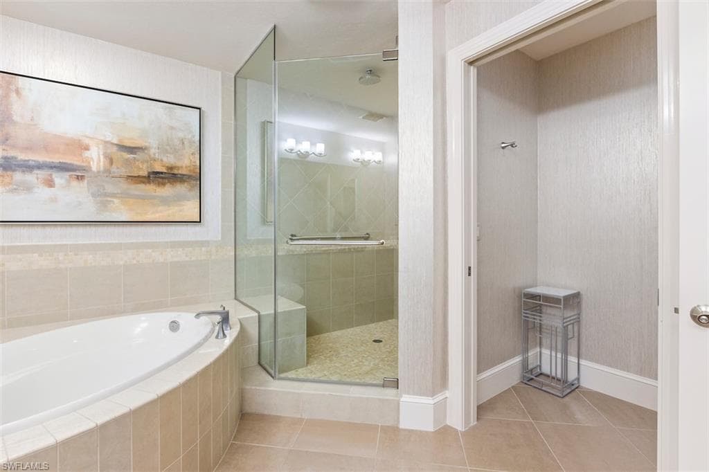 9123 Strada Pl 7504, Naples, FL 34108-8