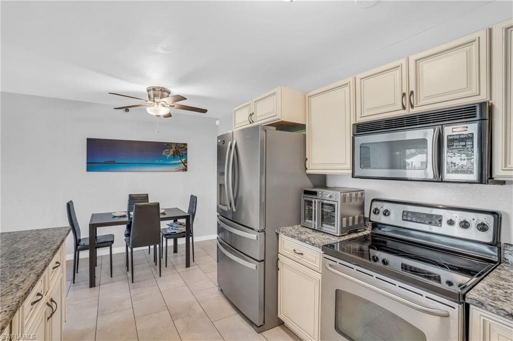 883 Coconut Cir E, Naples, FL 34104-9