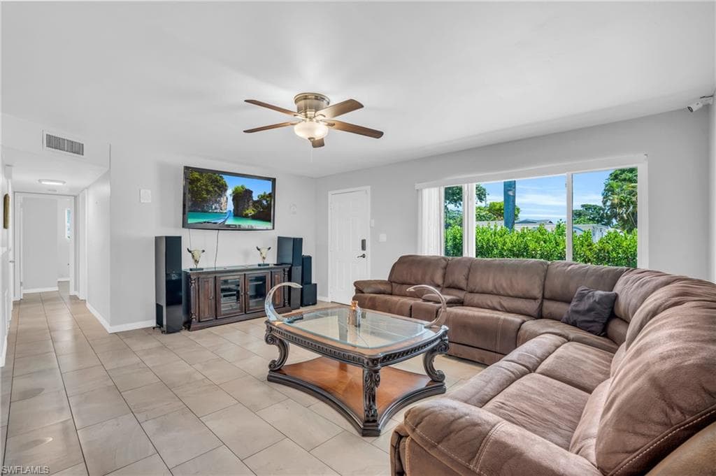 883 Coconut Cir E, Naples, FL 34104-5