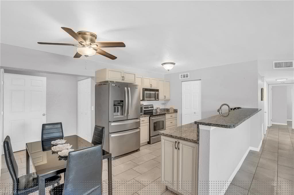 883 Coconut Cir E, Naples, FL 34104-8