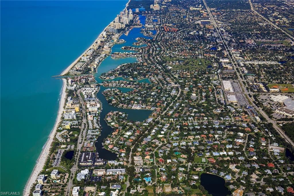635 Parkview Ln, Naples, FL 34103-4
