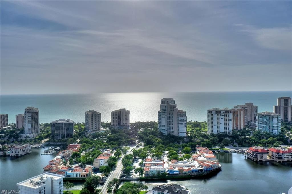 635 Parkview Ln, Naples, FL 34103-7