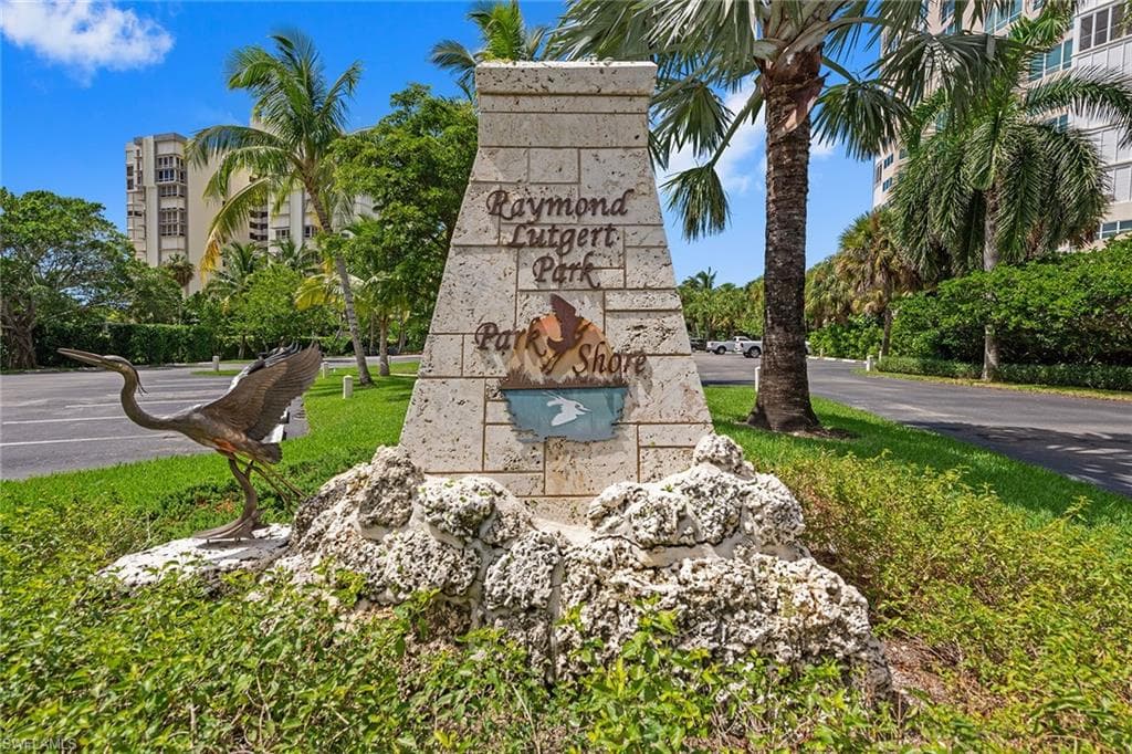 635 Parkview Ln, Naples, FL 34103-8