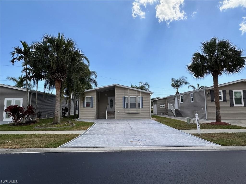 1307 Silver Lakes Blvd, Naples, FL 34114-1