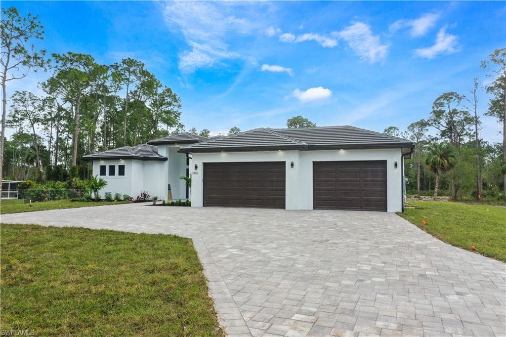 2806 Golden Gate Blvd W, Naples, FL 34120-39