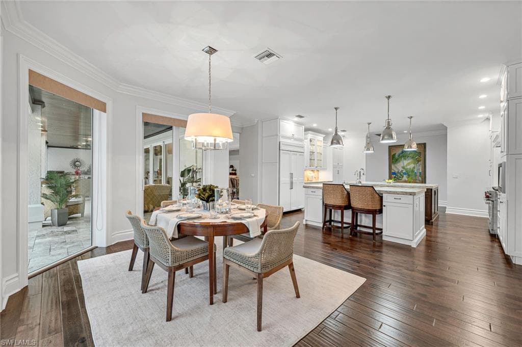 701 Tamarind Ct, Naples, FL 34108-4