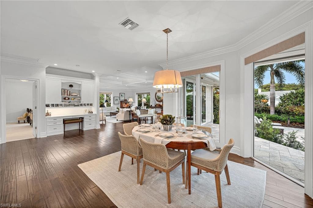 701 Tamarind Ct, Naples, FL 34108-5