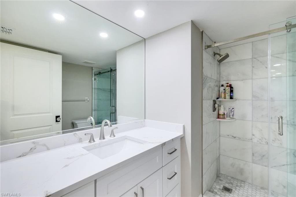 9103 Vanderbilt Dr 2-208, Naples, FL 34108-16