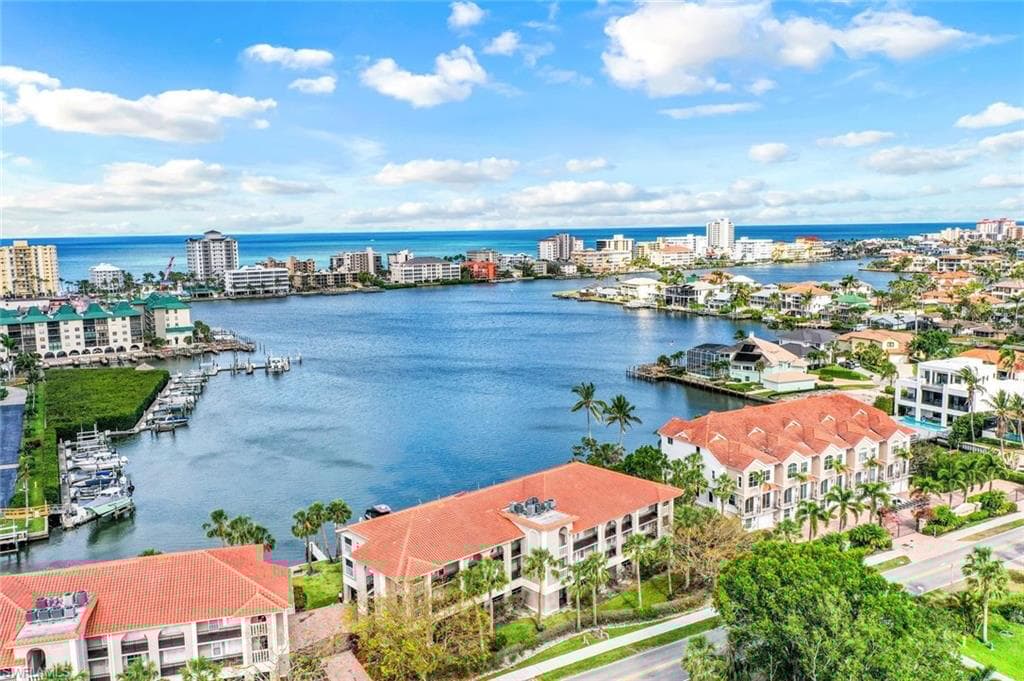 9103 Vanderbilt Dr 2-208, Naples, FL 34108-25