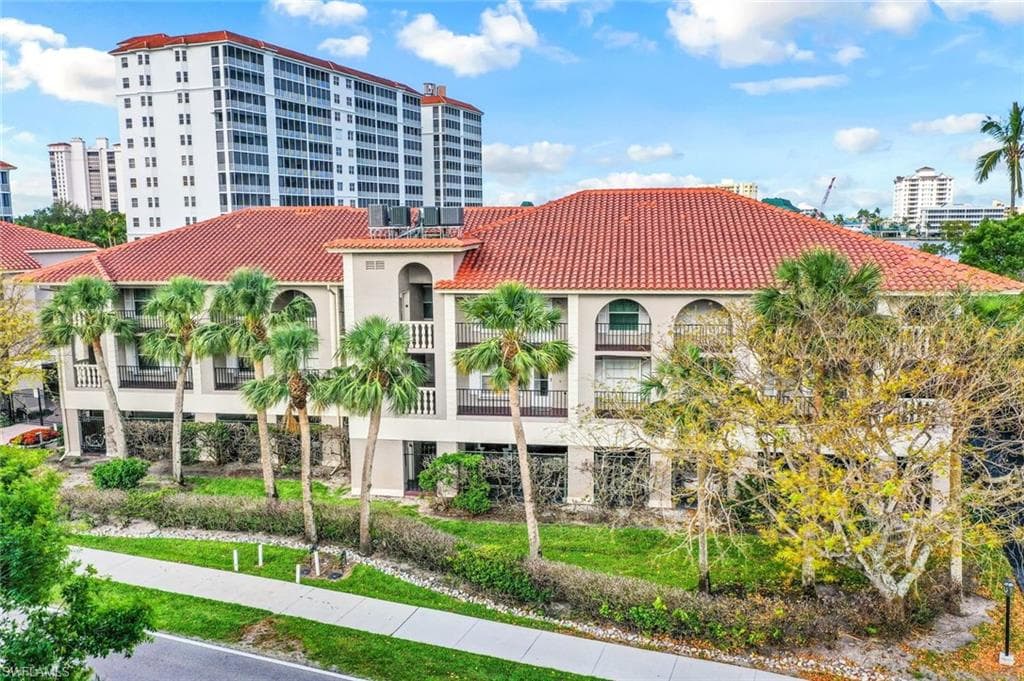 9103 Vanderbilt Dr 2-208, Naples, FL 34108-26