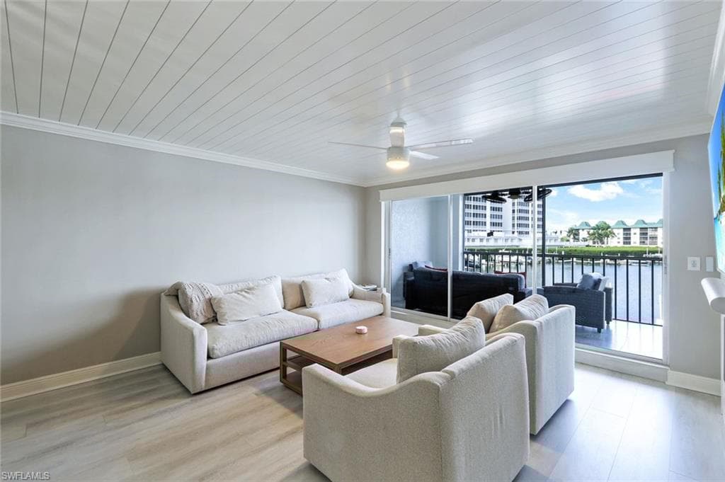 9103 Vanderbilt Dr 2-208, Naples, FL 34108-4