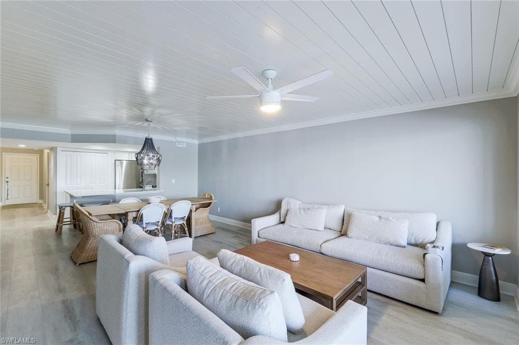 9103 Vanderbilt Dr 2-208, Naples, FL 34108-5
