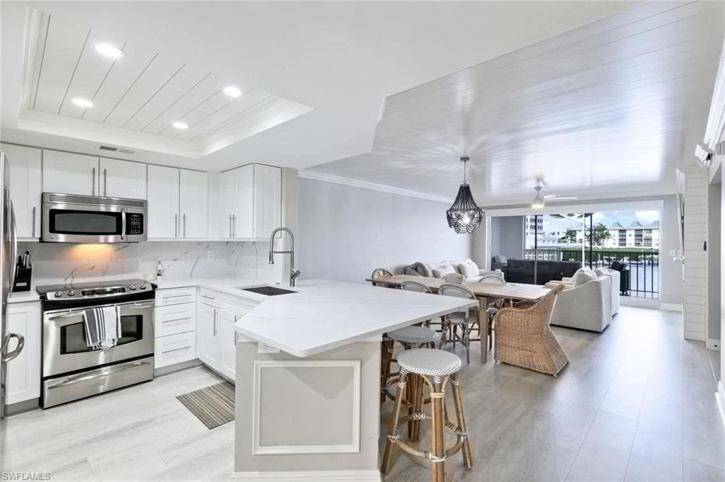 9103 Vanderbilt Dr 2-208, Naples, FL 34108-6