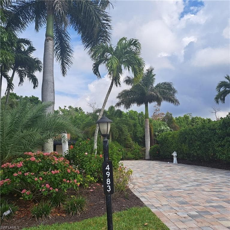 4983 Coach Ln, Naples, FL 34114-2