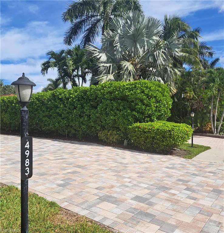 4983 Coach Ln, Naples, FL 34114-3