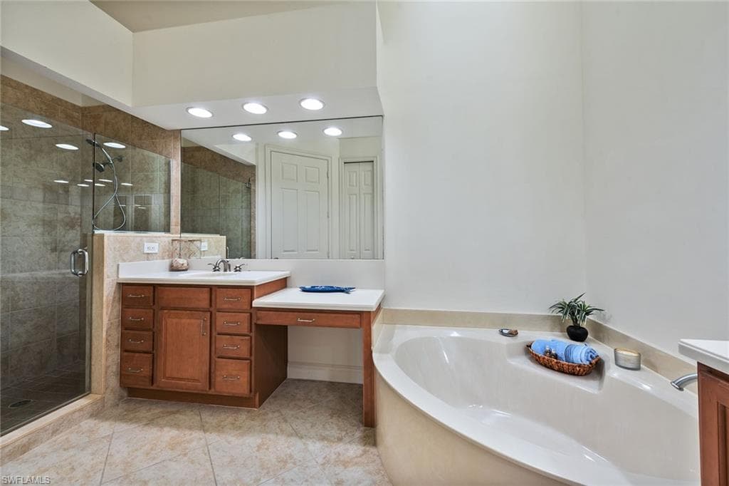 6442 Legacy Cir 203, Naples, FL 34113-17