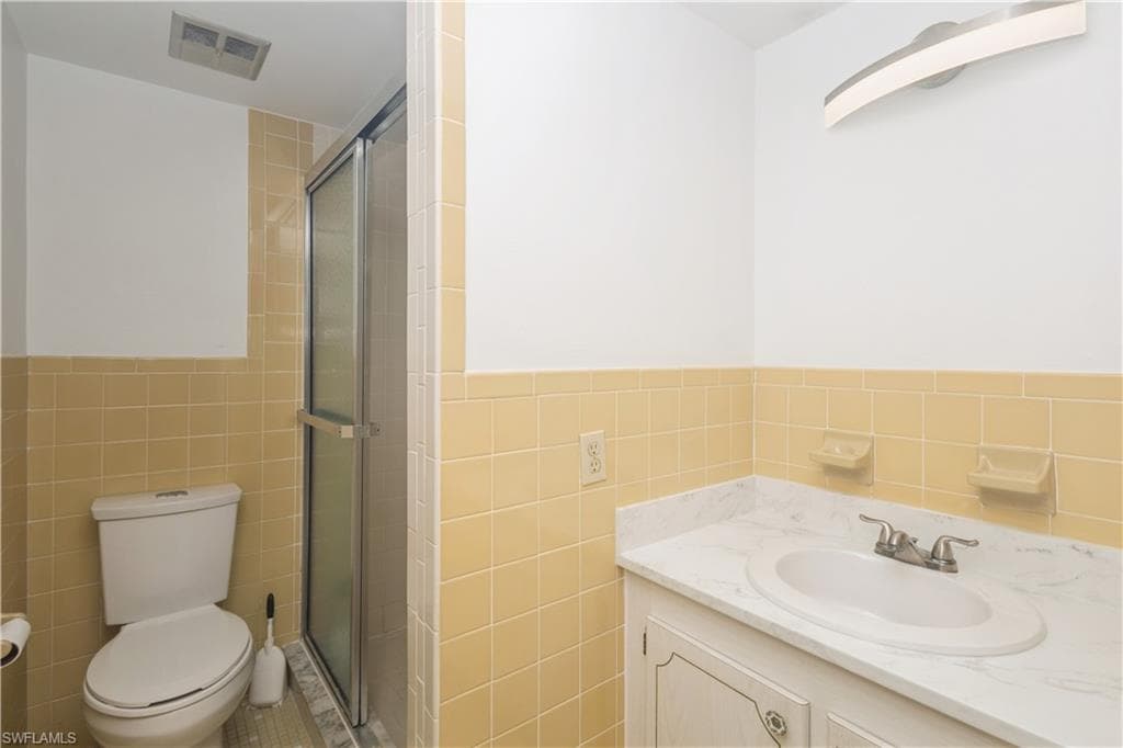 3030 Binnacle Dr 201, Naples, FL 34103-18