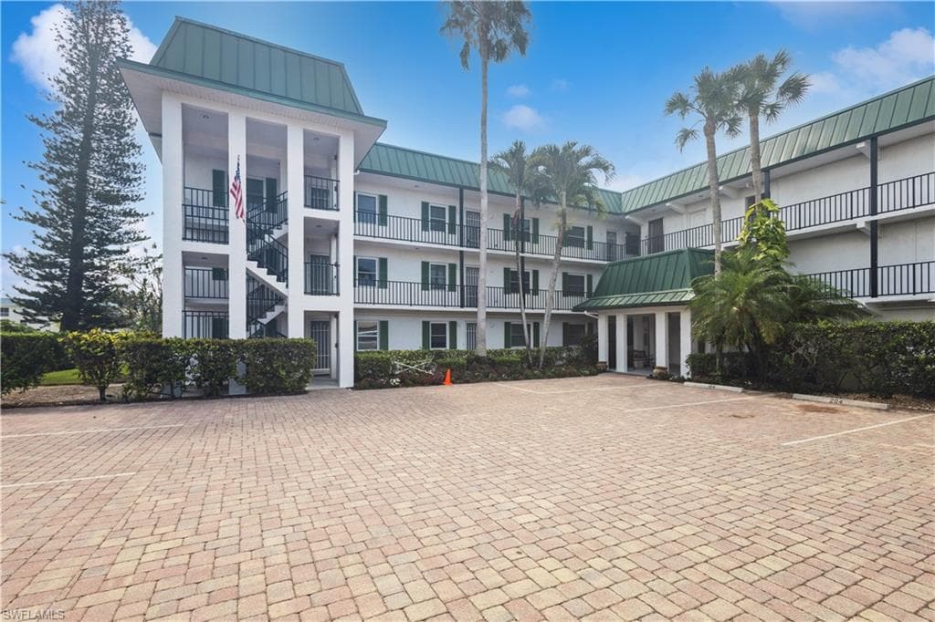 3030 Binnacle Dr 201, Naples, FL 34103-2