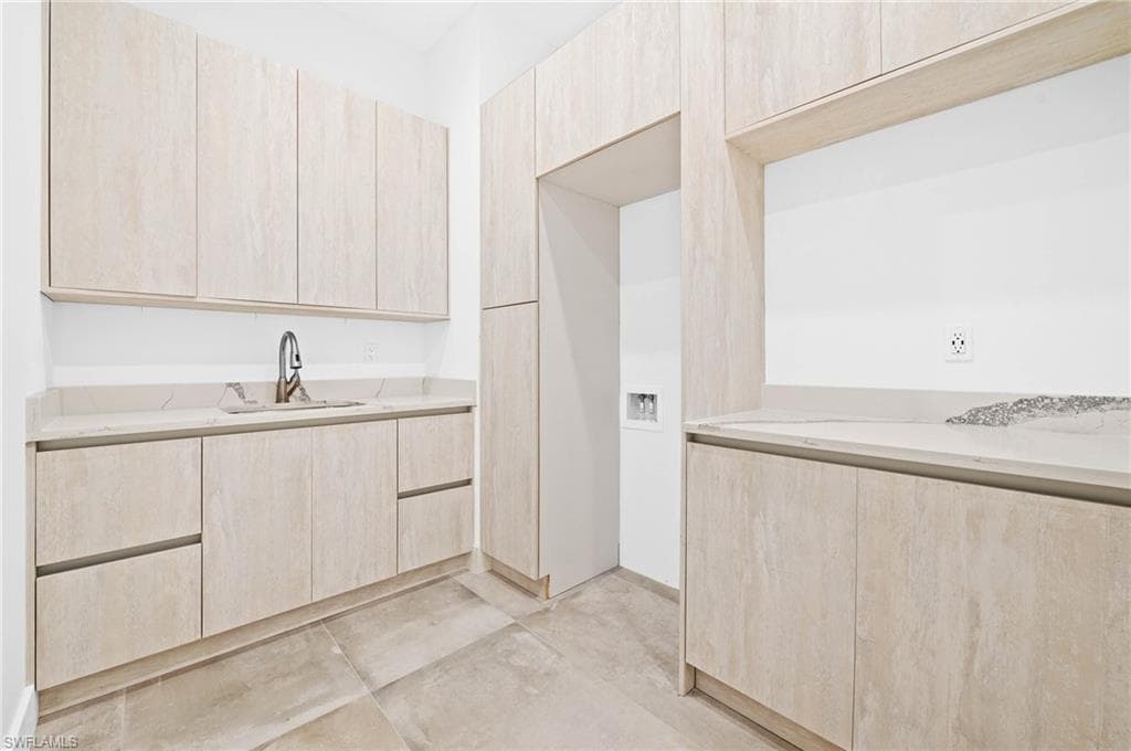 209 35th Ave NW, Naples, FL 34120-38