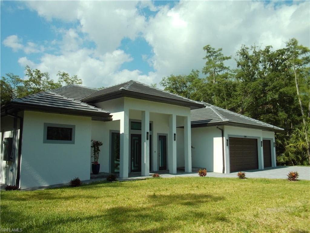 209 35th Ave NW, Naples, FL 34120-3