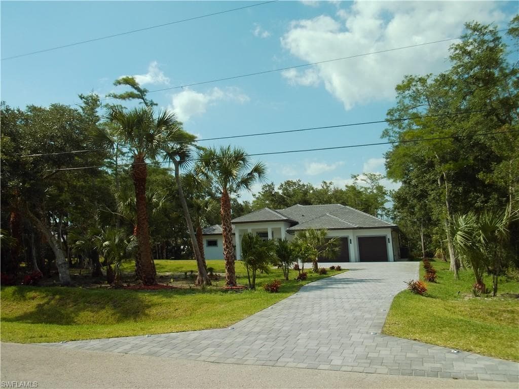 209 35th Ave NW, Naples, FL 34120-5