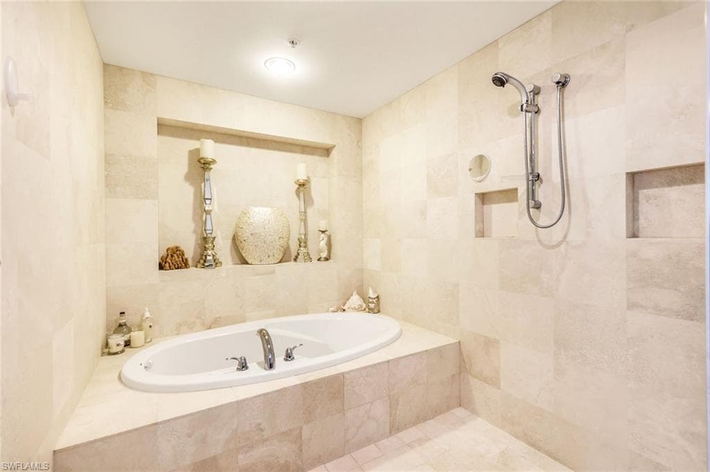 275 Indies Way 605, Naples, FL 34110-19