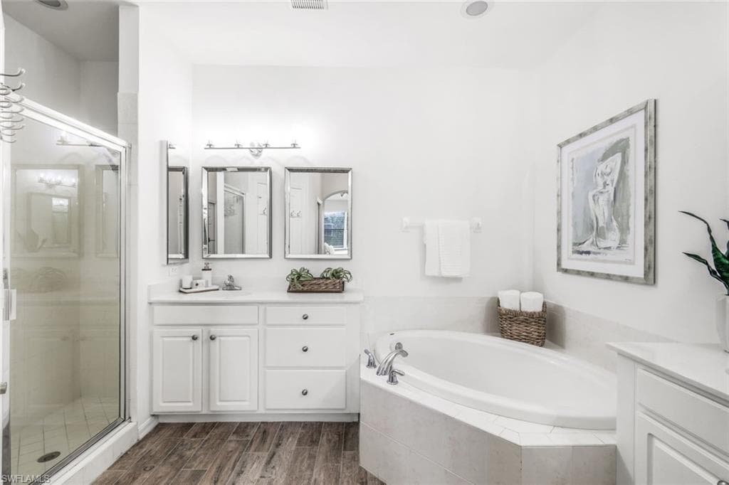 5576 Lago Villaggio Way, Naples, FL 34104-17