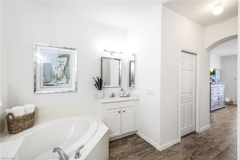 5576 Lago Villaggio Way, Naples, FL 34104-18