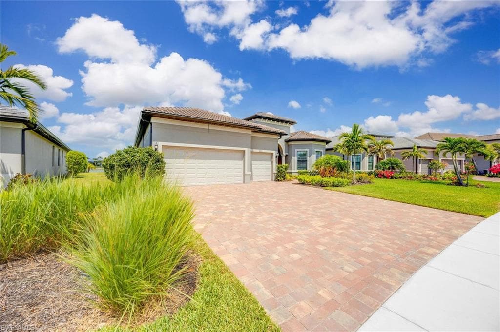 6823 Winding Cypress Dr, Naples, FL 34114-4