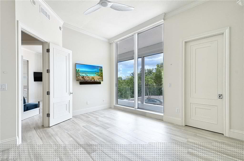 60 Seagate Dr 306, Naples, FL 34103-18