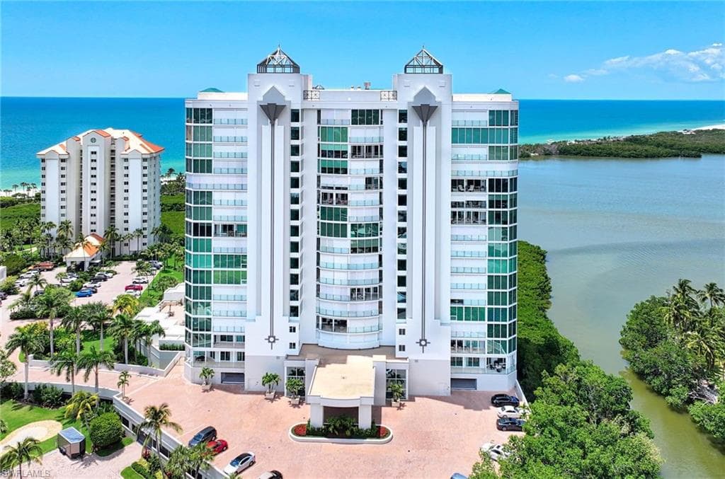 60 Seagate Dr 306, Naples, FL 34103-1