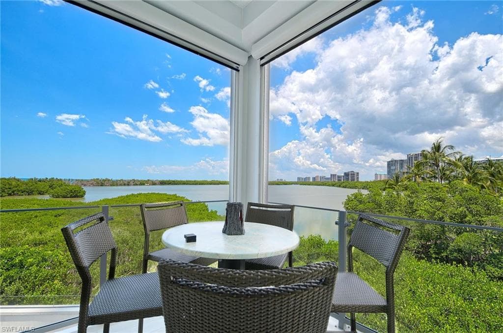 60 Seagate Dr 306, Naples, FL 34103-26