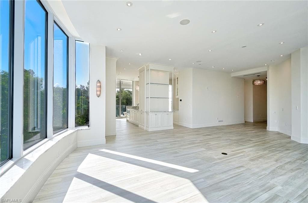60 Seagate Dr 306, Naples, FL 34103-7