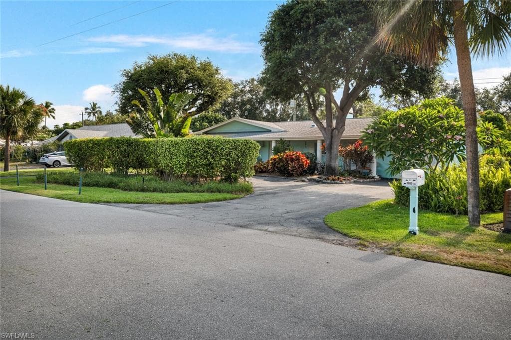 1600 Mandarin Rd, Naples, FL 34102-3