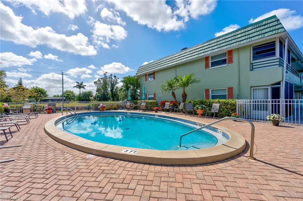 300 Valley Stream Dr D7, Naples, FL 34113-30