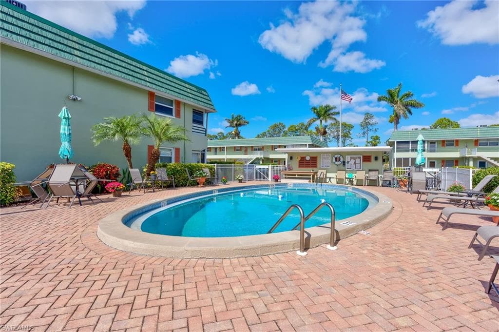 300 Valley Stream Dr D7, Naples, FL 34113-31