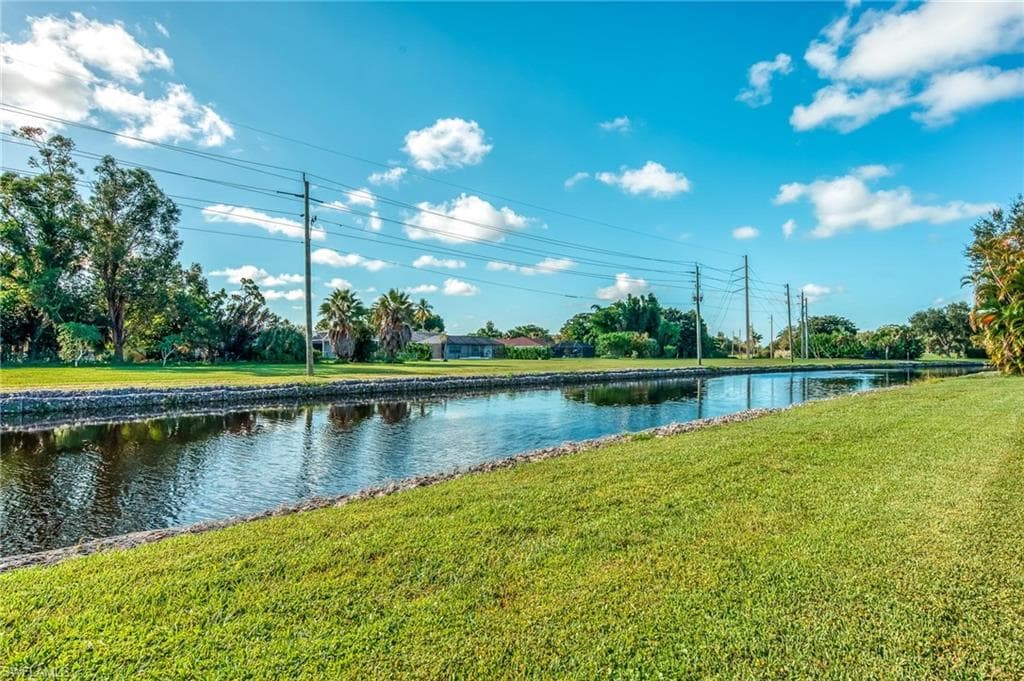 300 Valley Stream Dr D7, Naples, FL 34113-7