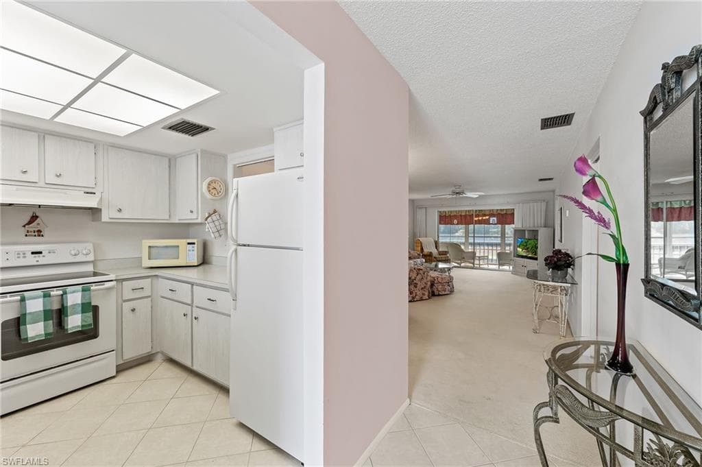 300 Valley Stream Dr D7, Naples, FL 34113-8