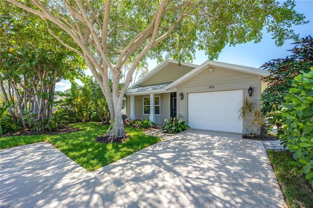 816 102nd Ave N, Naples, FL 34108-1