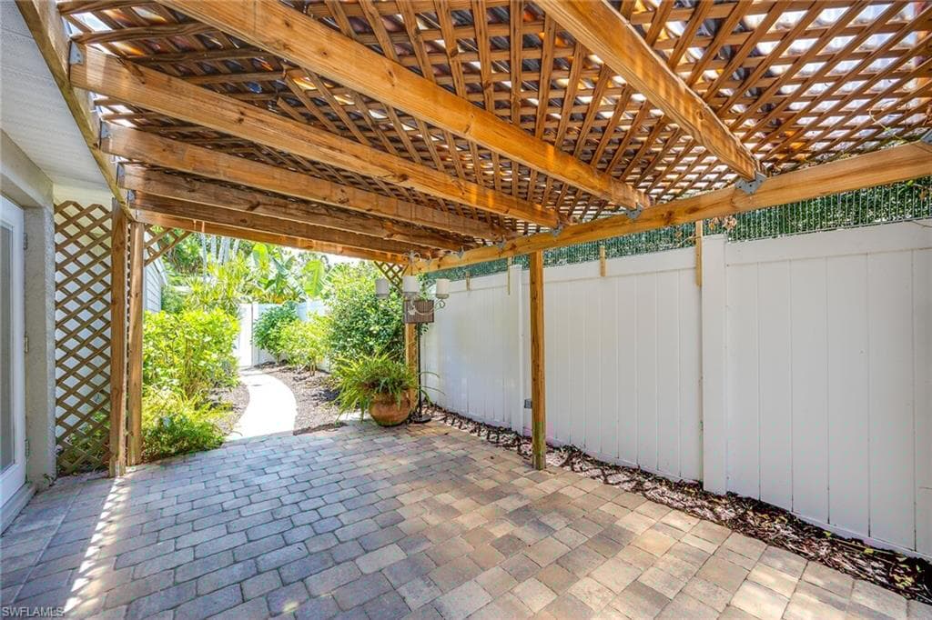 816 102nd Ave N, Naples, FL 34108-22