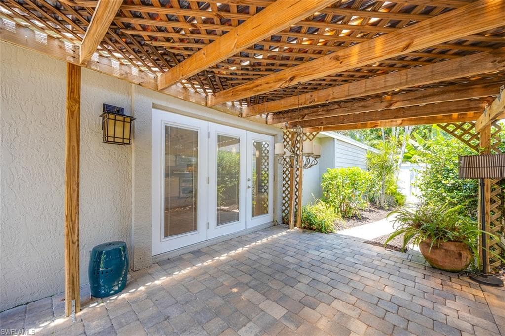 816 102nd Ave N, Naples, FL 34108-24