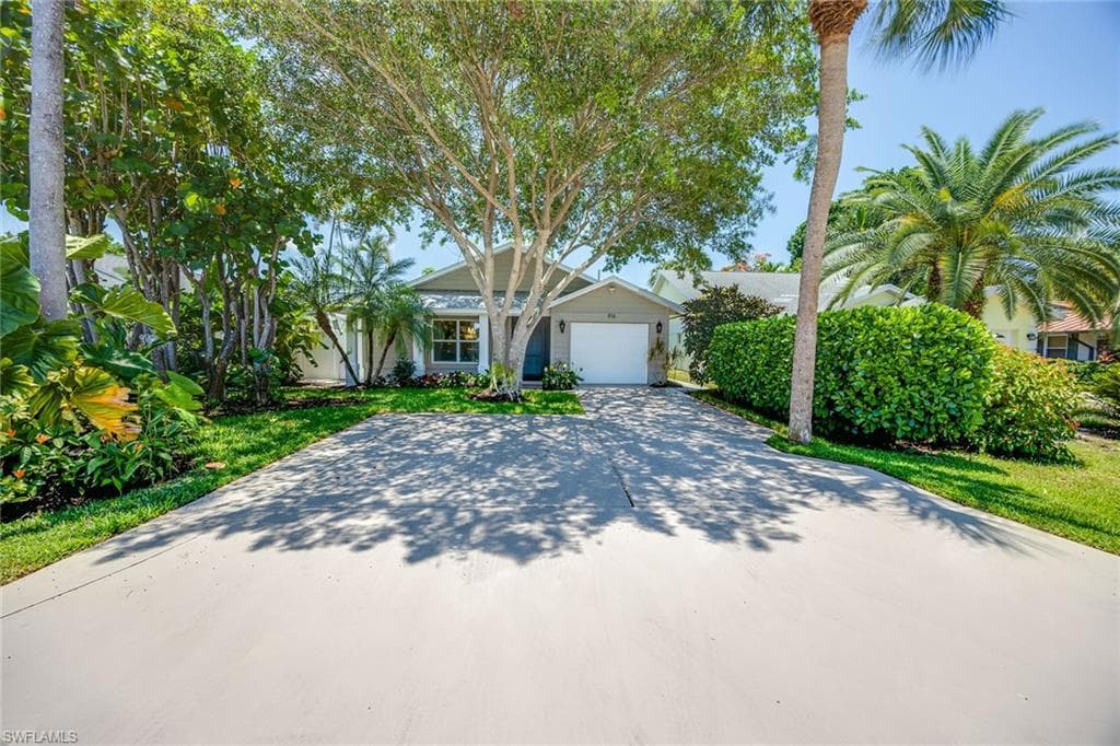 816 102nd Ave N, Naples, FL 34108-3