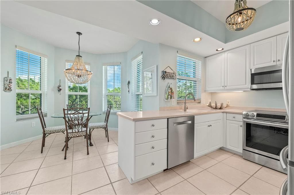 325 Dunes Blvd 407, Naples, FL 34110-9