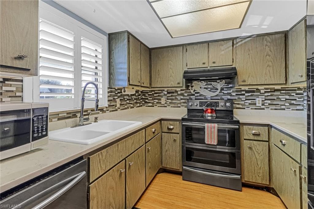 300 Valley Stream Dr A10, Naples, FL 34113-6
