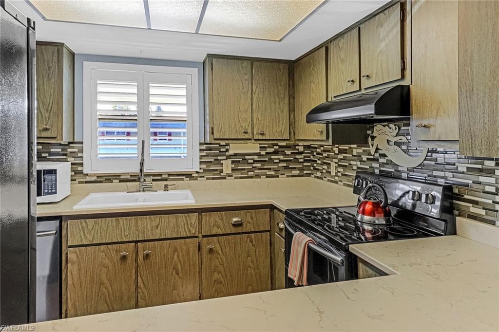 300 Valley Stream Dr A10, Naples, FL 34113-7