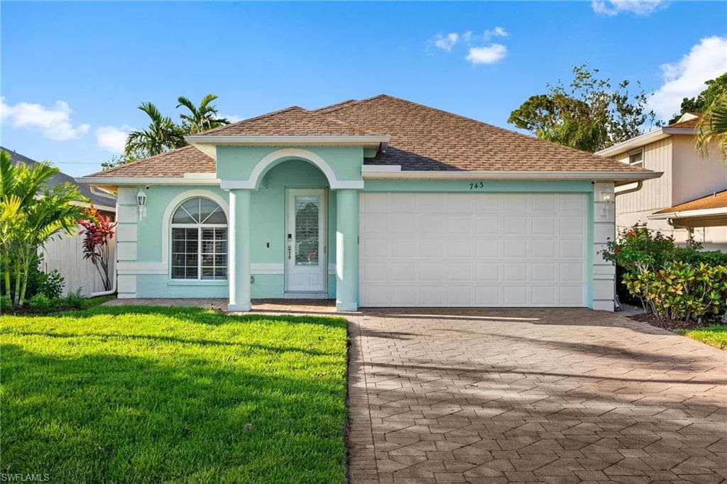 743 98th Ave N, Naples, FL 34108-2