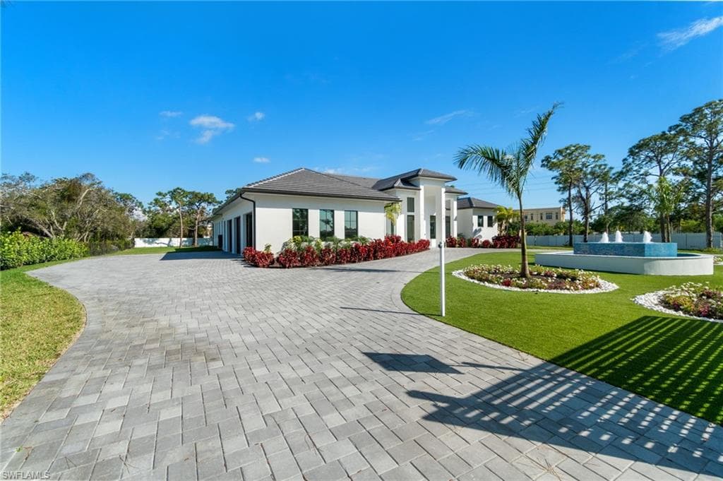 10 Caribbean Rd, Naples, FL 34108-36