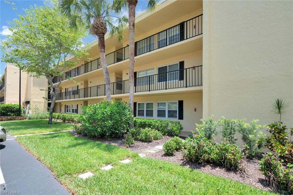 1083 Forest Lakes Dr 207, Naples, FL 34105-16