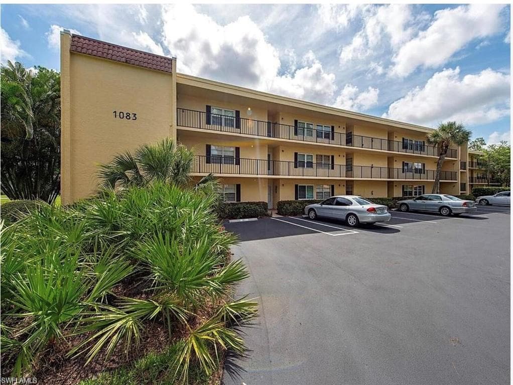1083 Forest Lakes Dr 207, Naples, FL 34105-18