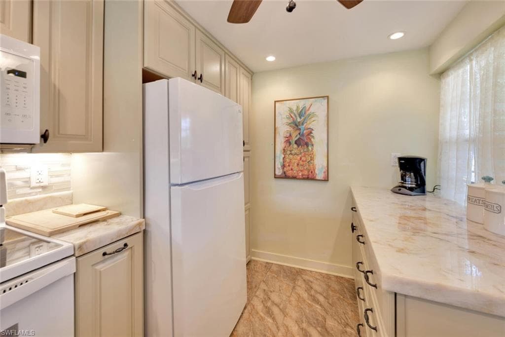1083 Forest Lakes Dr 207, Naples, FL 34105-3